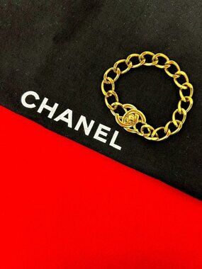Chanel with Comment Vintage CC Logo Turnlock Motif Chain Bracelet Gold
